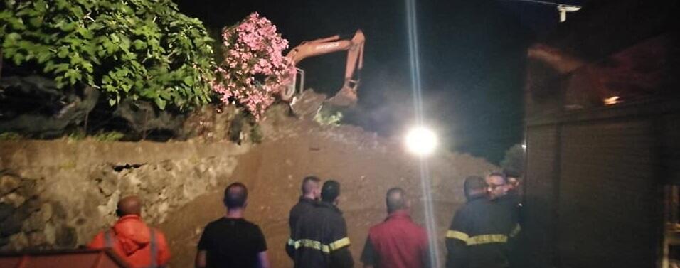 A Bagnara la pioggia alimenta la frana. Strada ancora ostruita