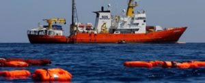 Migranti, nuovo naufragio nel Mediterraneo: morti 3 bambini, 100 i dispersi. L’Italia chiude i porti alle Ong item-thumbnail