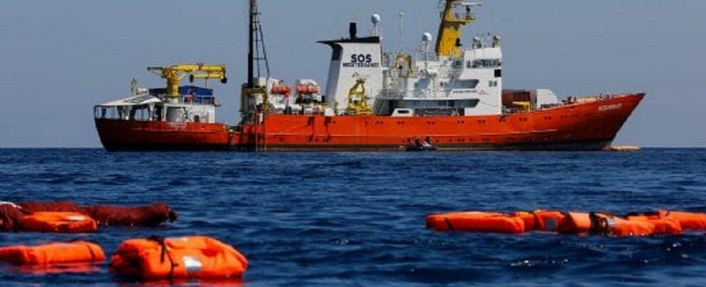 Migranti, nuovo naufragio nel Mediterraneo: morti 3 bambini, 100 i dispersi. L’Italia chiude i porti alle Ong