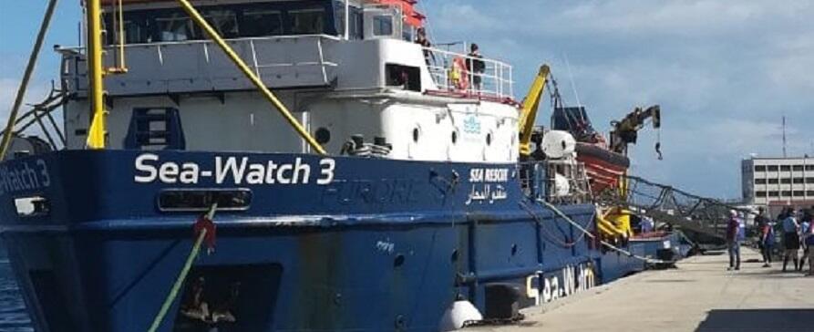 Migranti, la Sea Watch arrivata a Reggio Calabria. Duecento a bordo, anche una donna incinta