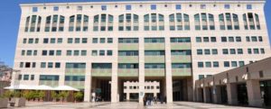 Lascia il padre incapace al Palazzo di Giustizia e va via, denunciato item-thumbnail