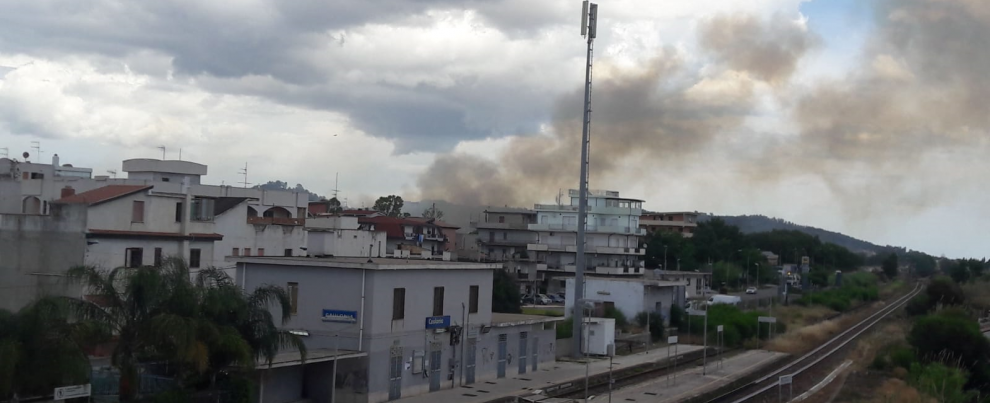 Caulonia: incendio nei pressi della fiumara Allaro