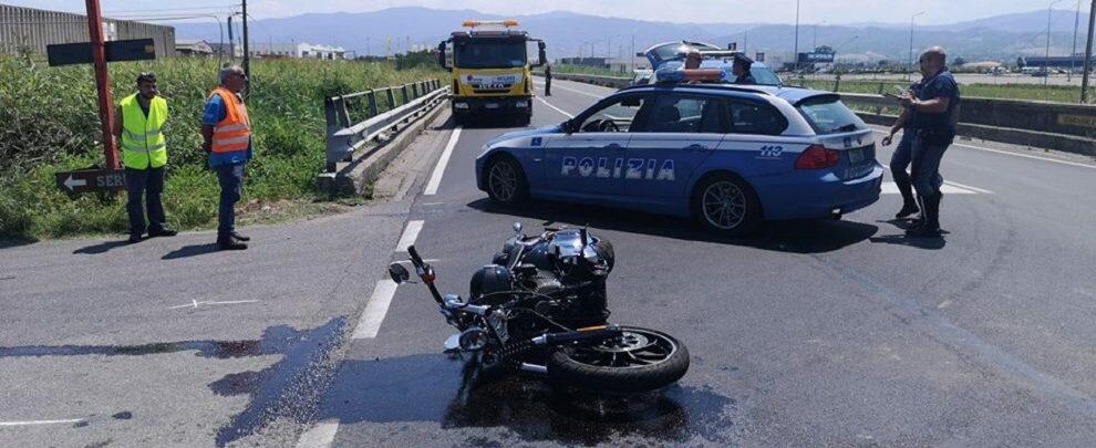 Paura sulla S.S. 106: incidente tra auto e moto