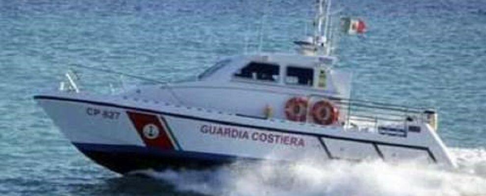 In balìa della corrente con la barca in avaria: diportisti salvati dalla guardia costiera crotonese In balìa della corrente con la barca in avaria: diportisti salvati dalla guardia costiera crotonese
