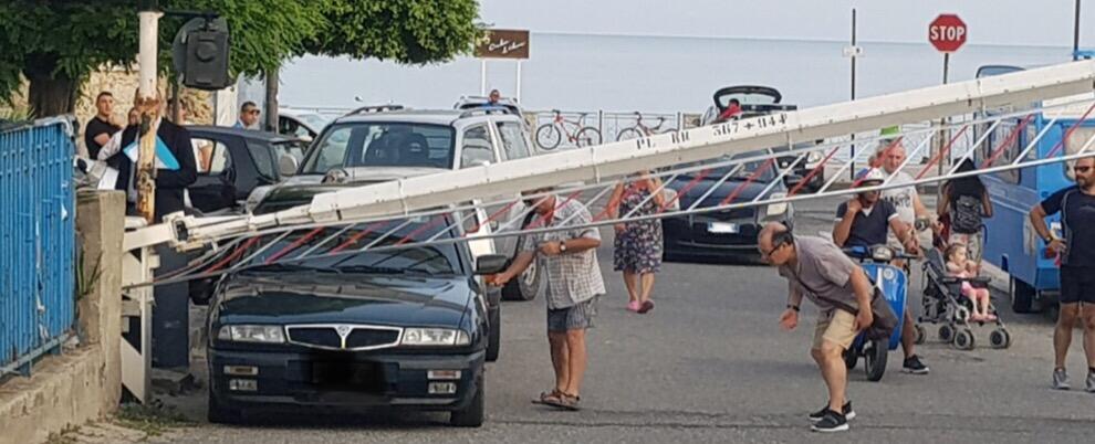 Roccella Jonica, auto rimane incastrata sotto il passaggio a livello