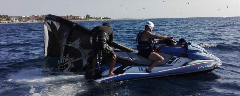 Kitesurfer in difficoltà soccorso dalla Polizia Nautica a largo della costa reggina