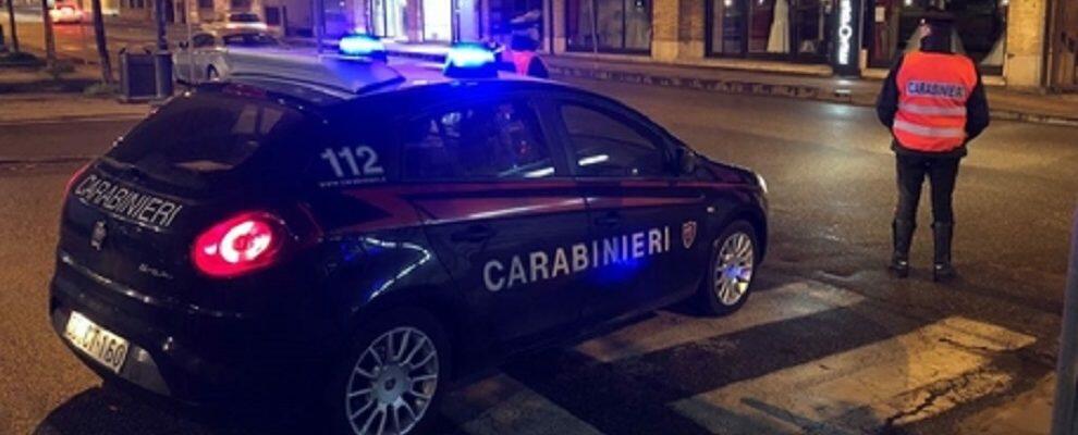 Senza patente e senza assicurazione tenta di investire i carabinieri per evitare un posto di blocco