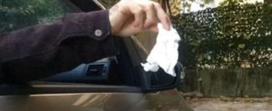 Multe fino a 400 euro per chi getta rifiuti dal finestrino dell’auto item-thumbnail