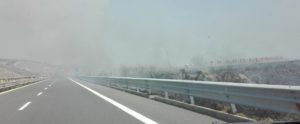 Bruciano sterpaglie sulla S.S. 106 tra Roccella e Gioiosa item-thumbnail