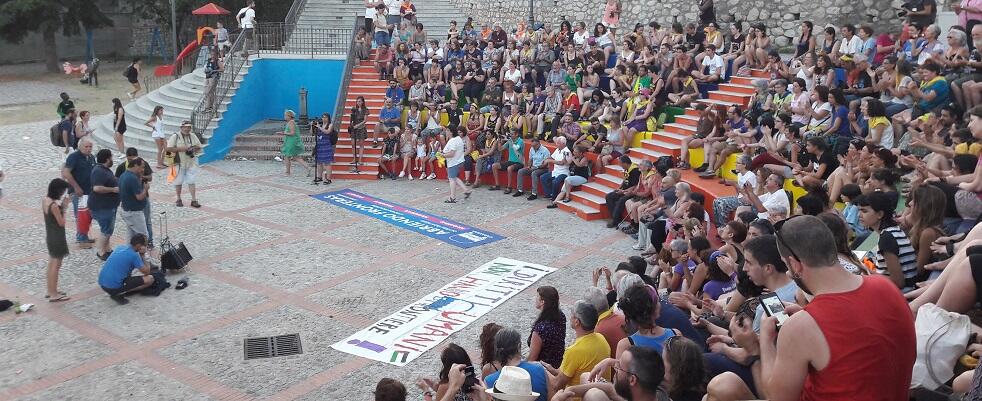 Accendiamo i colori di Riace e spegniamo la macchina del fango