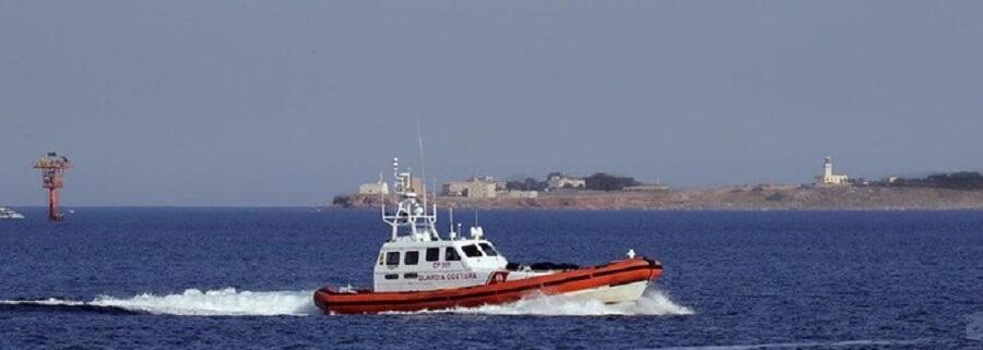 Uomo cade in mare dal traghetto durante la traversata dello Stretto