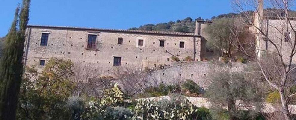 Estate lontana dallo stress, i turisti scelgono i conventi. A Caulonia l’Eremo di Sant’Ilarione