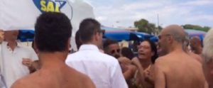 I bagnanti cacciano i leghisti dalla spiaggia – video item-thumbnail