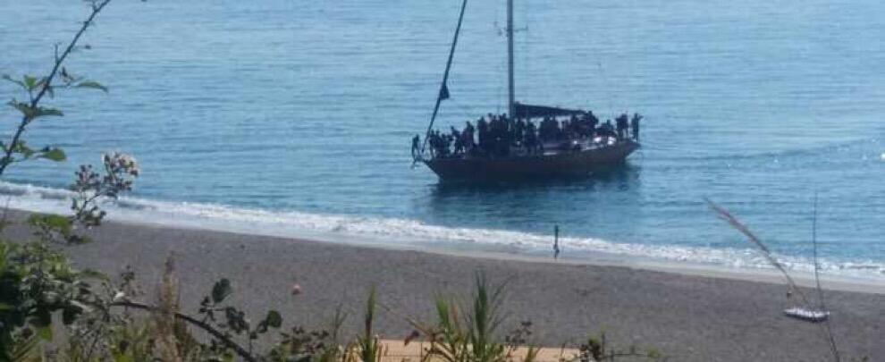 Sbarcano uomini, donne e bambini in Calabria