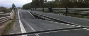 Chiuso ai tir il ponte Allaro. Anas: “Si sono abbassate due pile” item-thumbnail