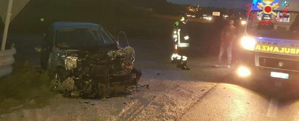 Scontro auto-camion sulla 106 all’alba, un ferito grave. Chiuso al traffico un tratto di statale