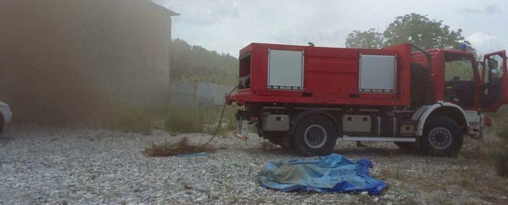 Grave incendio a Caulonia in una nota struttura commerciale. Ingenti danni