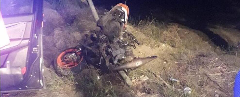 Scontro auto-scooter nella notte sulla S.S. 106. 18enne muore sul colpo