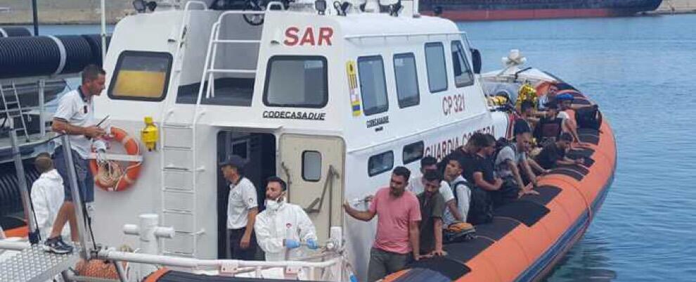 Sbarco in Calabria: soccorse 87 persone tra uomini, donne e bambini