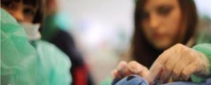 Lettera di un medico alla Senatrice Taverna: “Quando morirà un bimbo di morbillo ci sarò io lì, non lei” item-thumbnail