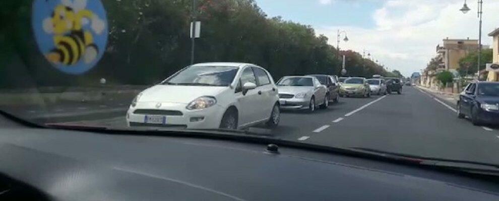 Le code per attraversare il ponte Allaro cominciano ad Amusa – video