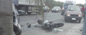 Un altro grave incidente a Caulonia Marina, scontro auto-moto item-thumbnail