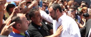 Salvini a San Luca, decine di cartelli per lui: “Il lavoro non c’è. Emigriamo?” item-thumbnail