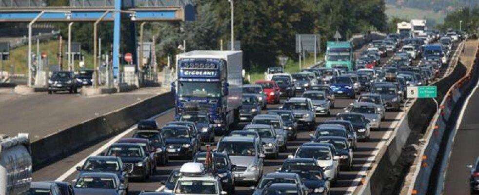 Traffico da «bollino nero»: tre ore di attesa a Reggio Calabria per l’imbarco in Sicilia