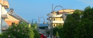 Crolla pezzo di cornicione a Caulonia Marina. Intervengono i vigili del fuoco item-thumbnail
