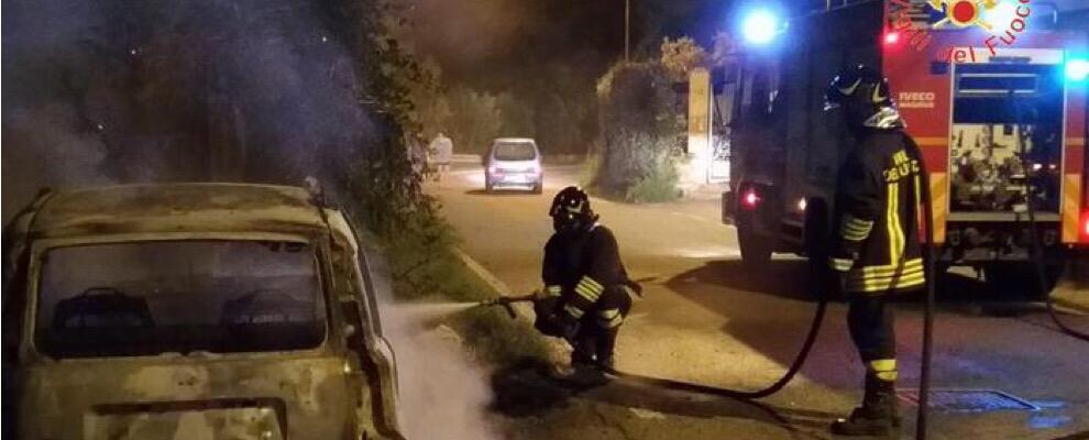 Auto distrutta da incendio, indagini in corso