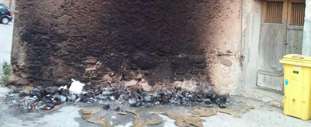 Atto vandalico a Caulonia, bruciati i cassonetti dell’immondizia