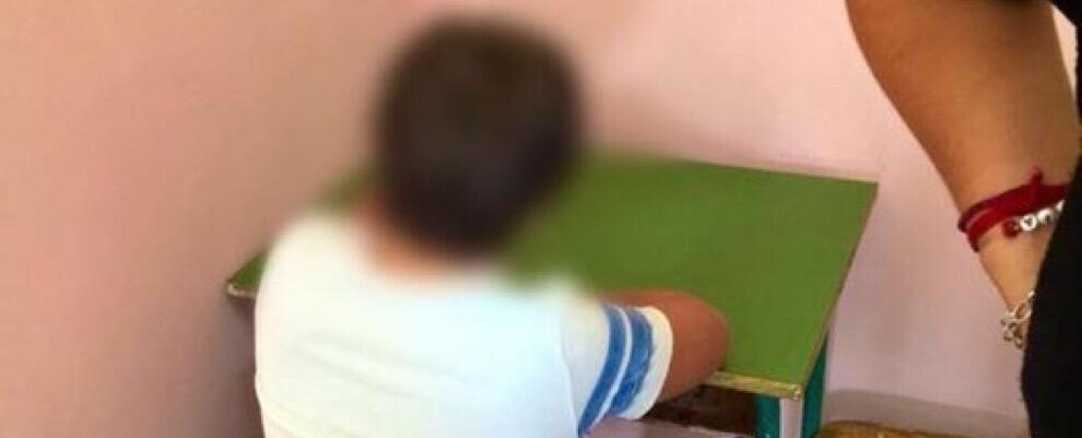 Bimbo disabile tenuto faccia a muro in una scuola calabrese, le insegnanti: “È un esperimento”