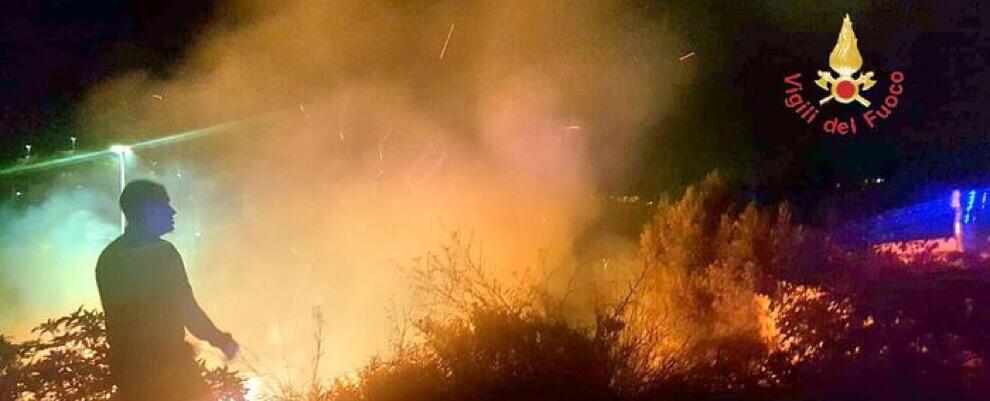 Enorme incendio lambisce il cimitero di Caulonia superiore. Fiamme indomabili