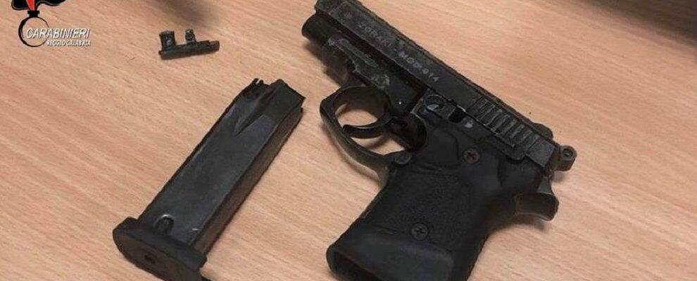 Arrestato un pregiudicato sorpreso a recuperare una pistola nascosta in un cespuglio