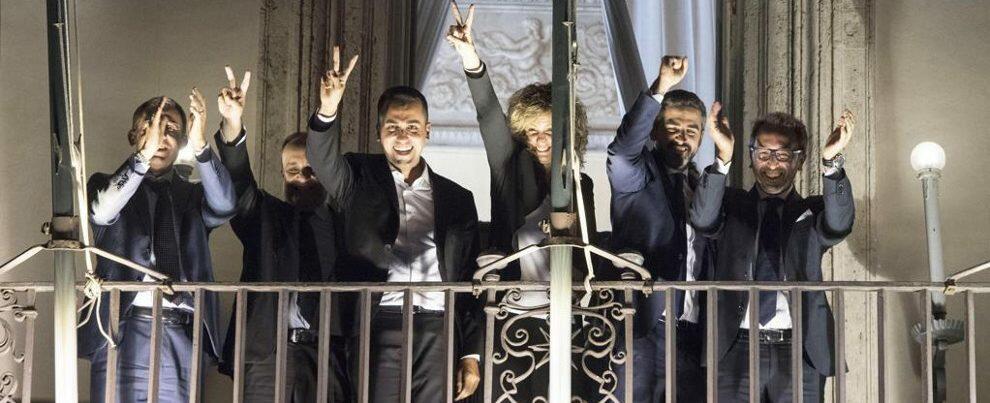 Il balcone grillino fa il giro del mondo, scatenata la stampa estera: “L’Italia il principale elemento di preoccupazione in Europa”
