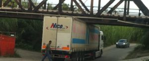 Fotonotizia: camion rimane incastrato nei pressi del ponte Allaro item-thumbnail