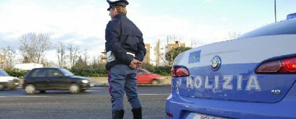 Durante un controllo si scagliano contro gli agenti. 2 uomini arrestati e una donna denunciata Durante un controllo si scagliano contro gli agenti. 2 uomini arrestati e una donna denunciata