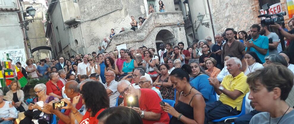 Isidoro Napoli legge le motivazioni della cittadinanza onoraria di Riace a Gino Strada – video