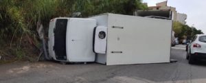 Terribile incidente sulla S.S.18 a Reggio Calabria, furgone si ribalta item-thumbnail