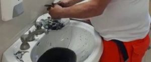 Licenziato medico che in Calabria puliva le seppie nel bagno dell’ospedale item-thumbnail