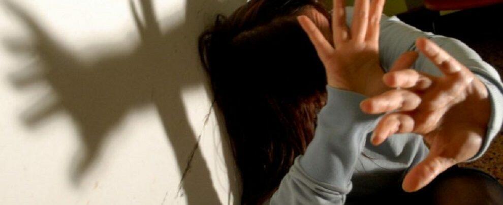 La colpisce con una pietra in testa e la violenta davanti alla figlia di tre anni: un arresto in Calabria
