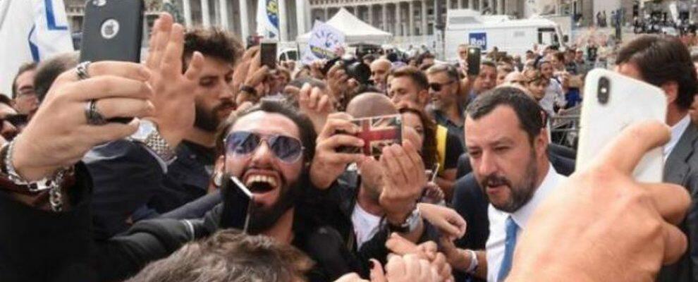 Applausi per Salvini a Napoli, svelato il retroscena: “Fratè, ci hanno dato 20€”