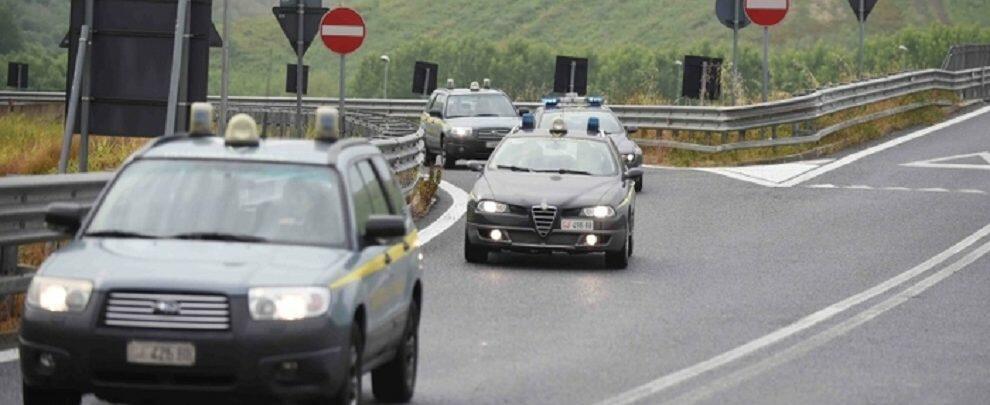 Maxi operazione della guardia di finanza. Sequestrati 21 kg di droga, 53  persone in manette