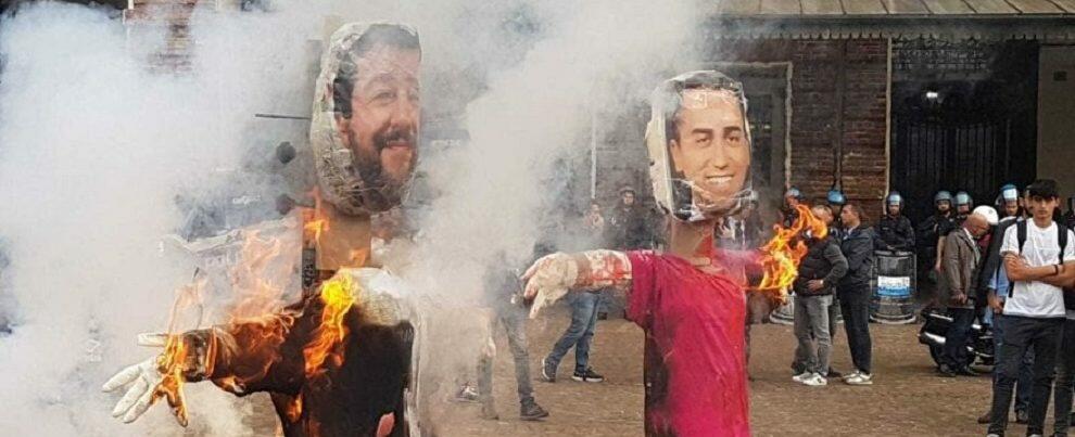 Scuola, studenti in piazza in tutta Italia. Bruciati manichini di Salvini e Di Maio