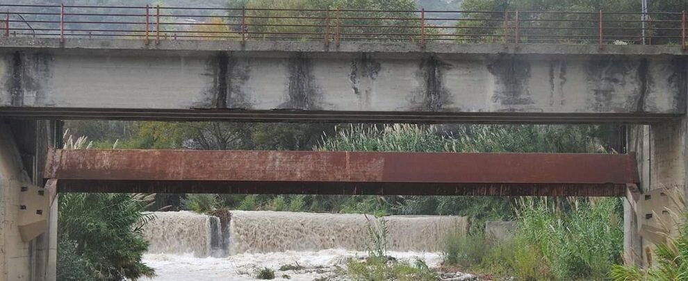 La situazione del torrente Allaro nella frazione di Abatigiala