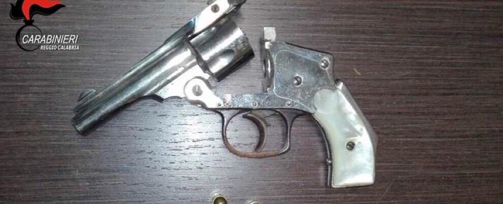 Armato di revolver, rapina una donna a Reggio Calabria: preso