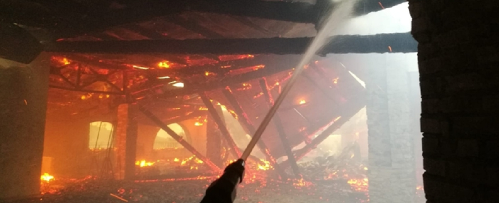 Incendio distrugge un agriturismo a Guardavalle