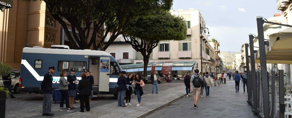 Torna il camper della Polizia di Stato, si rinnova l’impegno contro la violenza di genere