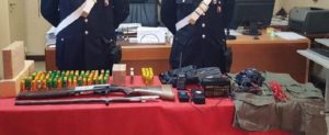 Arrestato un pregiudicato sorpreso a lanciare dall’auto armi, munizioni e richiami per uccelli item-thumbnail