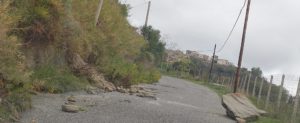 Nova segnala: “Massi pericolosi per la circolazione sulla strada che porta a Caulonia superiore” item-thumbnail